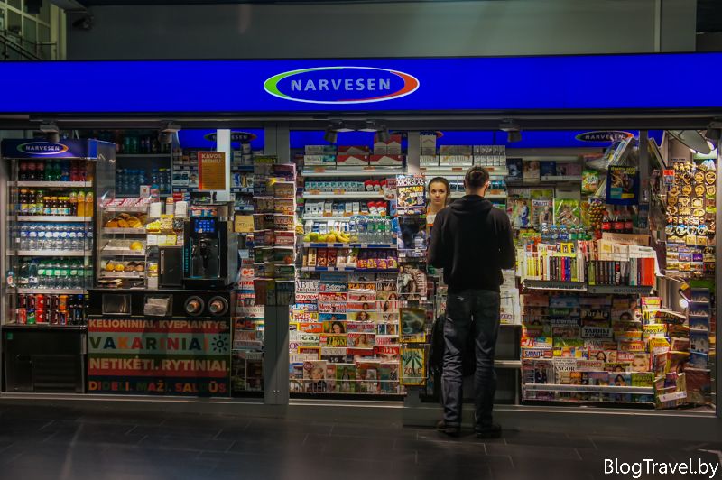 В аеропорту Вільнюса є кілька магазинів мережі Narvesen, в яких крім прохолодних напоїв, фруктів і води за 1 євро, можна купити пресу та інші дрібниці