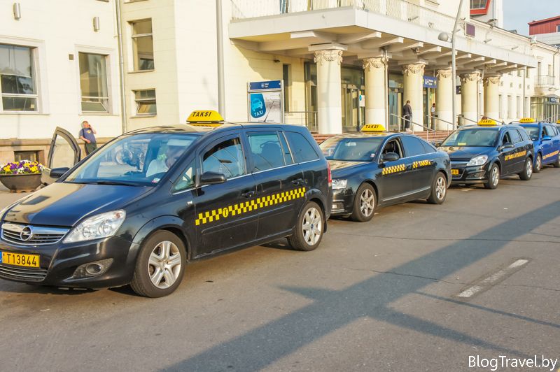 Вартість поїздки на таксі з аеропорту Вільнюса до центру міста 15-20 євро