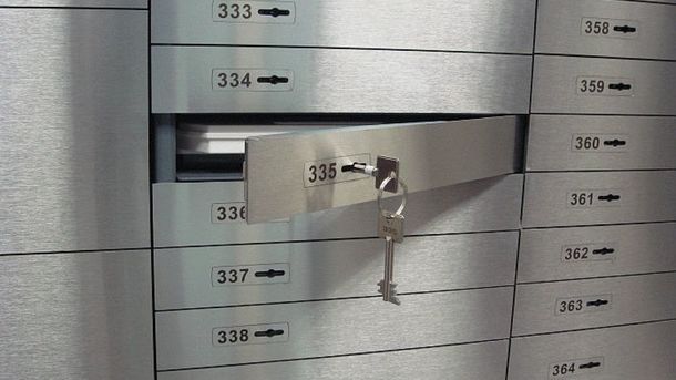 20 лютого 2018, 10:42 Переглядів:   Банківські осередки охороняють цілодобово, а єдиний екземпляр ключа зберігається у клієнта   Зберігати кошти в банківських скриньках - набагато надійніше, ніж удома