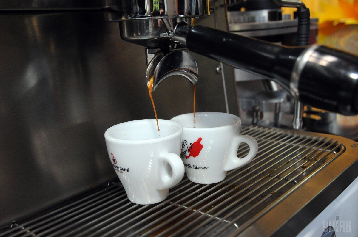 Нове дослідження американських медиків показало, що навіть люди, які випивають по 8 чашок в день, живуть трохи довше тих, хто не п'є кави зовсім
