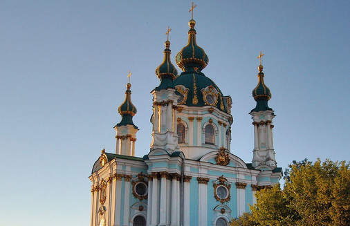 Гуляючи по Києву, багато гостей і жителі міста звертають увагу на величну церкву на Андріївському узвозі