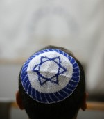 Нерідко на голові людини, що сповідує іудаїзм, можна побачити маленьку круглу шапочку, що прикриває верхівку