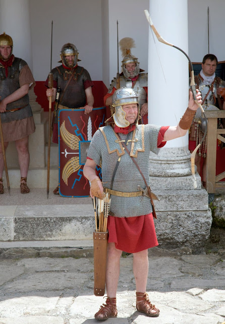 У багатьох античних арміях головним родом військ була добре захищена обладунками важка піхота, що використала для бою щільні глибокі побудови