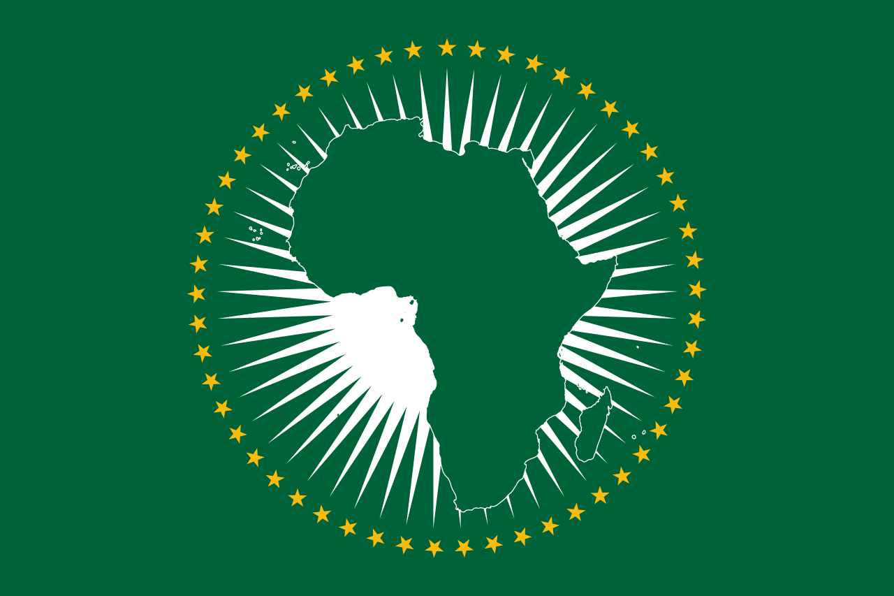 прапор   представляє   собою прямокутне полотнище зеленого кольору, в центрі якого розташовується силует Африканського континенту зеленого кольору з білим сяйвом з 53 променів, оточеного 53 золотими п'ятикутними зірками