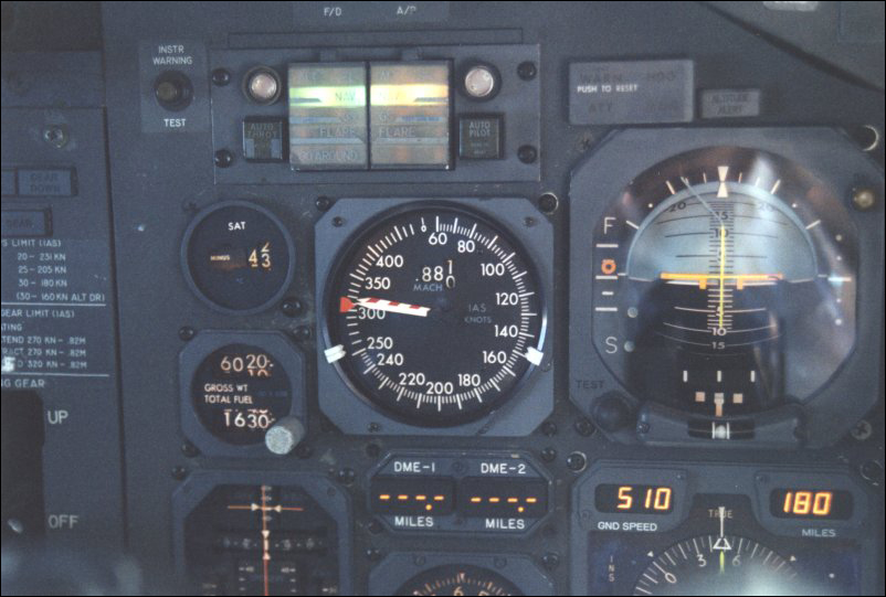 Покажчик приладової швидкості і числа М (в центрі) на приладовій дошці літака ЯК-42