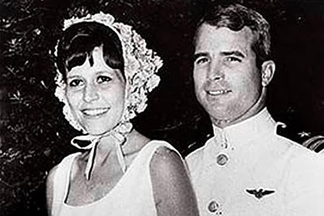 Пара одружилася в 1965 році, в цьому шлюбі у Джона народилася дочка Сідні, а також Маккейн усиновив двох дітей Керол від першого шлюбу