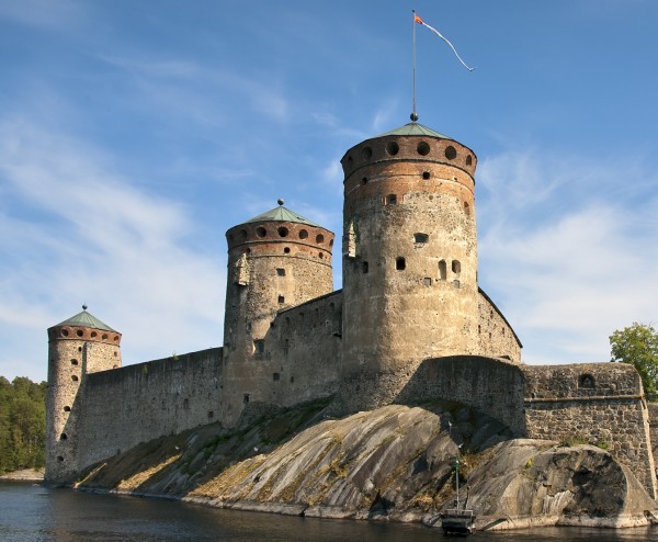 Фортеця Олаінлінна є одним з найбільш значущих пам'яток архітектури міста   Савонлінна   , Його візитною карткою