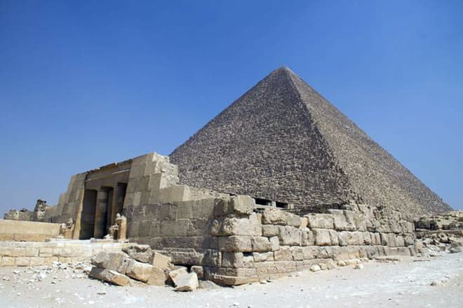 Піраміда Хуфу перевершила за величиною інші і стала одним з «Семи чудес світу», найповажнішим за віком