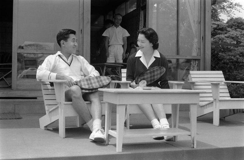 Наслідний принц Акіхіто з дружиною на тенісному корті вперше після весілля, 31 травня 1959 року (фотографія Jiji Press)