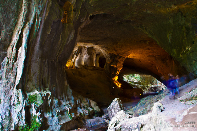 Стежка проходила вздовж річки, неподалік від печери, де збиралися жінки сугаррамурді