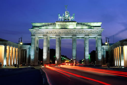 Головний символу міста, який уособлює возз'єднання заходу і сходу - Бранденбурзькі ворота (або Тріумфальна Арка), були побудовані Карлом Лангганса в 1789-91 рр