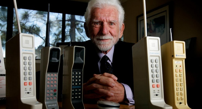 Тридцять років тому, 6 березня 1983 года, почалася нова епоха в світі комунікаційних технологій: в продаж надійшов перший мобільний телефон в сучасному розумінні цього слова - розроблений Мартіном Купером з американської компанії Motorola