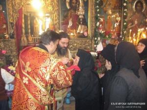 У монастирському храмі проводяться хрещення і вінчання