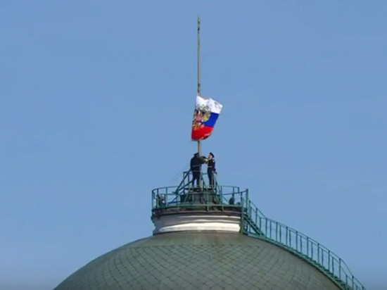 Зазвучав гімн РФ, і глядачі побачили, як військовослужбовці намагаються підняти штандарт президента над Кремлем, тягнуть мотузку, але прапор застряє посередині флагштока
