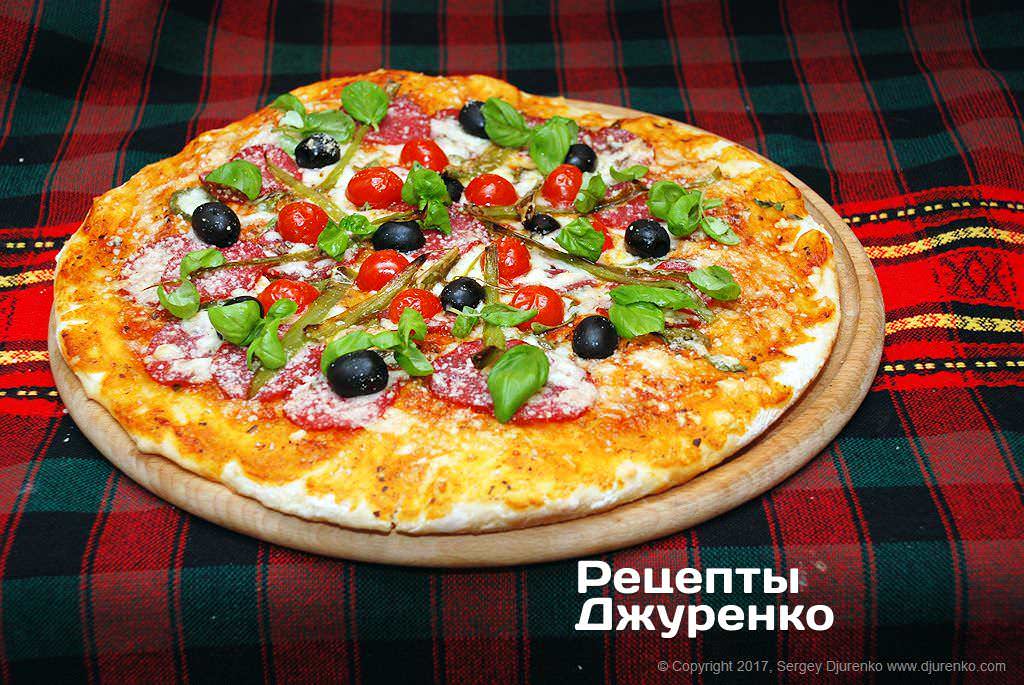 Піца з салямі «Дьябола» з моцарелою, гострим перцем, томатами, базиліком і чорними оливками