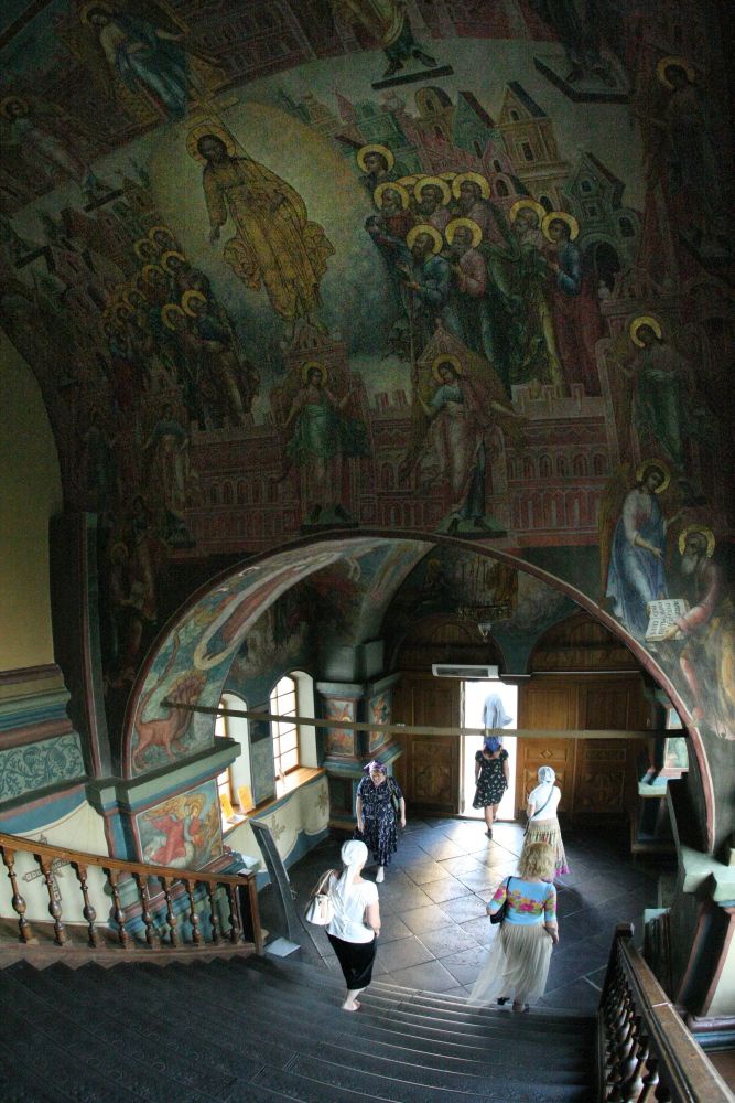 При вході в храм на стелі зображено генеалогічне дерево російських царів