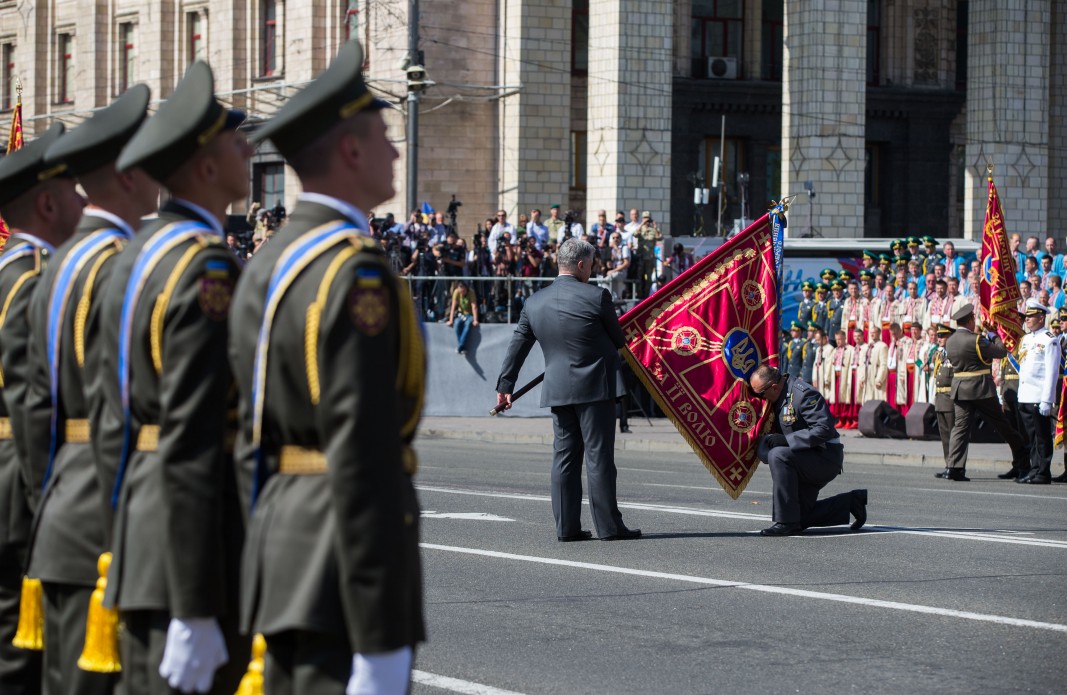 Президент Петро Порошенко присвоїв почесні назви і вручив нові бойові прапори військових частин Збройних Сил та Державної прикордонної служби