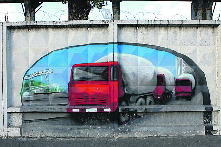 Чотири роки тому молоді художники прикрасили довгий і нудний бетонний паркан яскравими тематичними вуличними малюнками