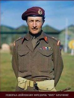 У 1942 році вперше з'являється елемент одягу, який почне відрізняти десантників від всіх інших - командир 1-ї десантної дивізії генерал Фредерік Браунінг вводить в користування темно-бордовий бере
