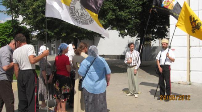 Ось Ковалевський СРН укупі з козаками Вінницького полку Архистратига Божого Михаїла в 2012 році   організовує   в центрі Вінниці день імперського прапора