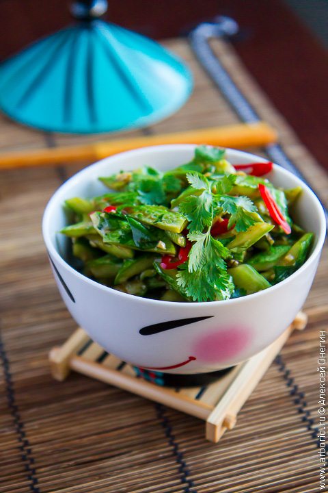 китайські   «Биті» огірки   , Звичайно, смачніше з маслом, а й без нього вони приємно дивують свіжим смаком і користю
