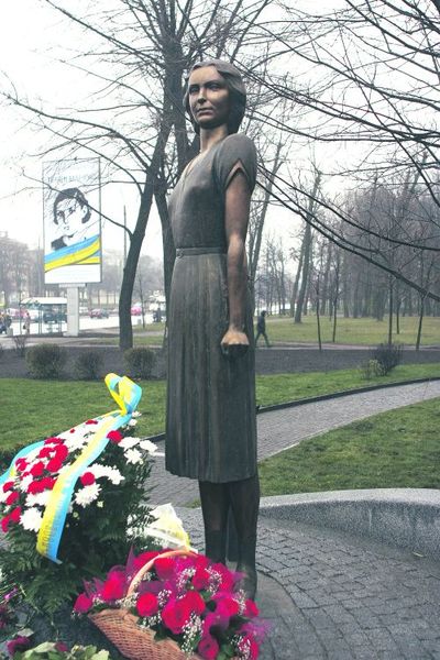 У 2009 році в Києві в Бабиному Яру поставили пам'ятник єврейську дівчину-підпільниці
