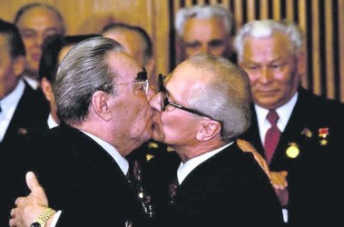 6 липня 2010, 9:07 Переглядів:   Сьогодні світ відзначає День поцілунку