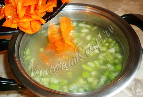 Додаємо моркву в суп з сочевицею