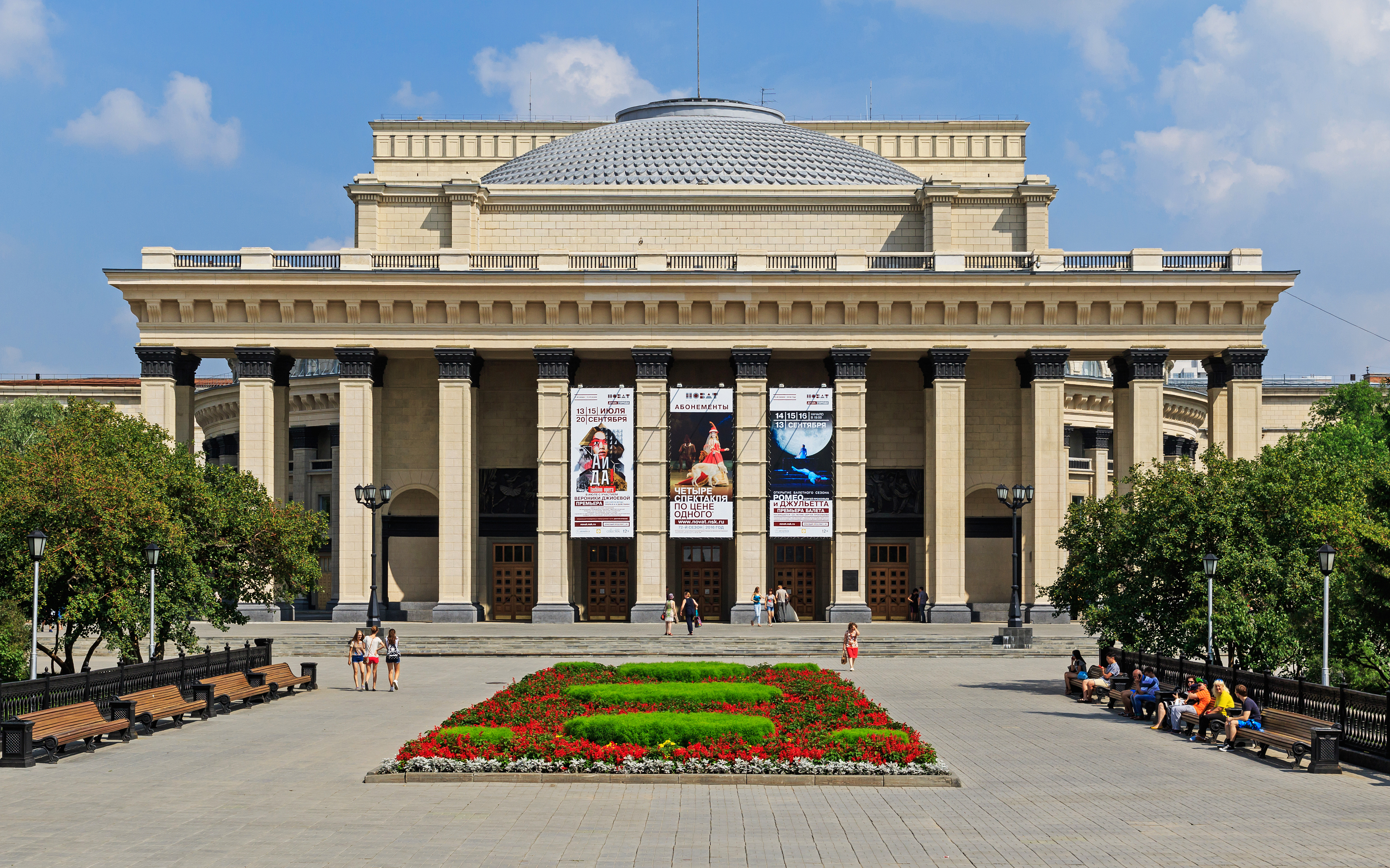 Однією з культурних пам'яток   Новосибірська   є театри міста, серед яких найбільш відомим є   Театр опери та балету   (Найбільше в Росії театральну будівлю), що став одним із символів Новосибірська