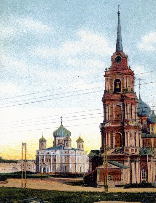 Кам'яний кремль має вигляд правильного прямокутника з дев'ятьма баштами