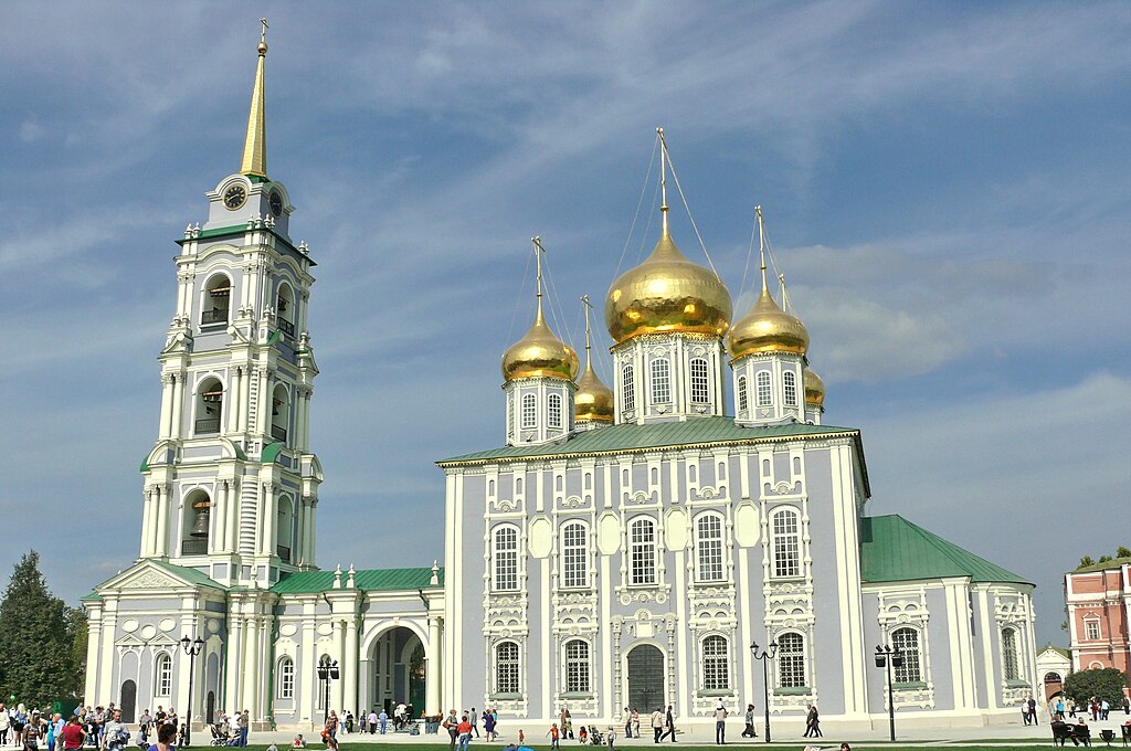 собори кремля   Усередині кремля знаходяться два собори: