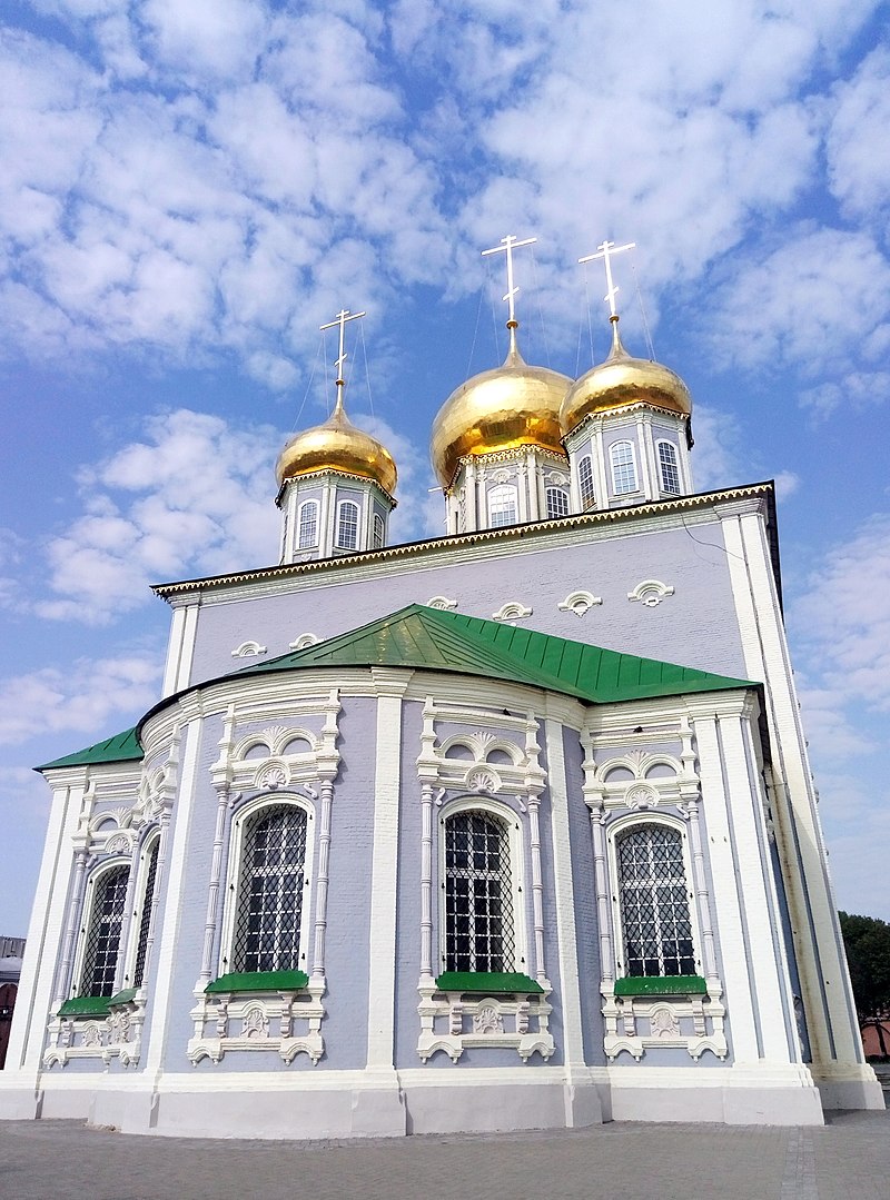 З простим об'ємним побудовою храму контрастує його багате декоративне оформлення в стилі російського бароко