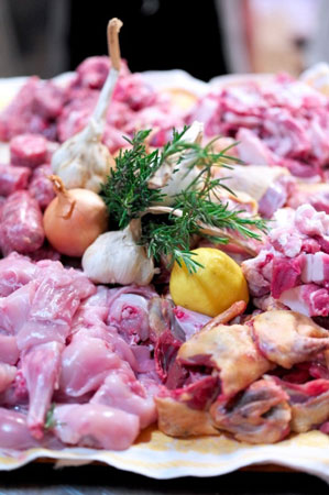 М'ясо та птицю порційно нарізати, свинячу і ягнячьі корейку разом з реберцями, ковбаски - навпіл, грудинку - кубиками