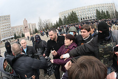 У Горлівці сепаратисти штурмували мерію і проголосили новим градоначальником главу самооборони Горлівки Олександра Сапунова