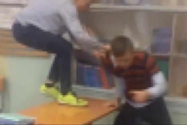 Відео побиття однокласника діти зняли на телефон і виклали в Інтернет