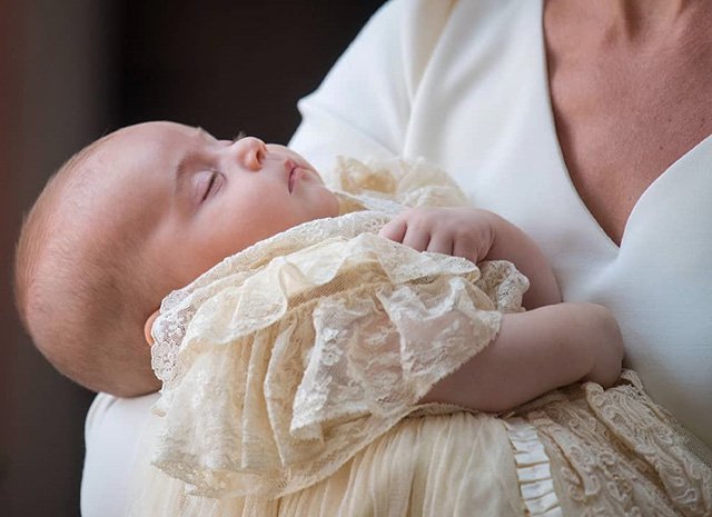 Сьогодні, 9 липня, королівське подружжя принца Вільяма і Кейт Міддлтон, які в квітні втретє стали батьками, хрестили новонародженого сина принца Луї Артура Чарльза Кембриджського