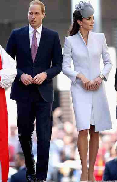 А ось герцогиня Кембриджська з'явилася в Кафедральному соборі Сіднея в пальто Alexander McQueen ніжно-сірого кольору, а в руках у неї клатч того ж бренду