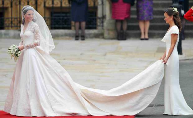 Вона виходила заміж за принца Вільяма в плаття, яке створювала креативний директор модного будинку Alexander McQueen Сара Берто