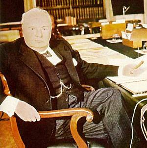 У 1959 році Черчиллю було 84 роки, і, як повідомляє хроніка: In early April, Sir Winston suffered an arterial blockage which temporarily cut off circulation to his speech center 