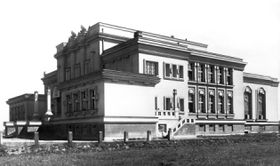 Будівля радиотелеграфной станції в Подебрадах, звідки в 1936 році велося перший мовлення на коротких хвилях   Чехословацький уряд усвідомлювало, що у нього немає дієвого інструменту, який би дозволяв протистояти ворожої пропаганди на радіохвилях